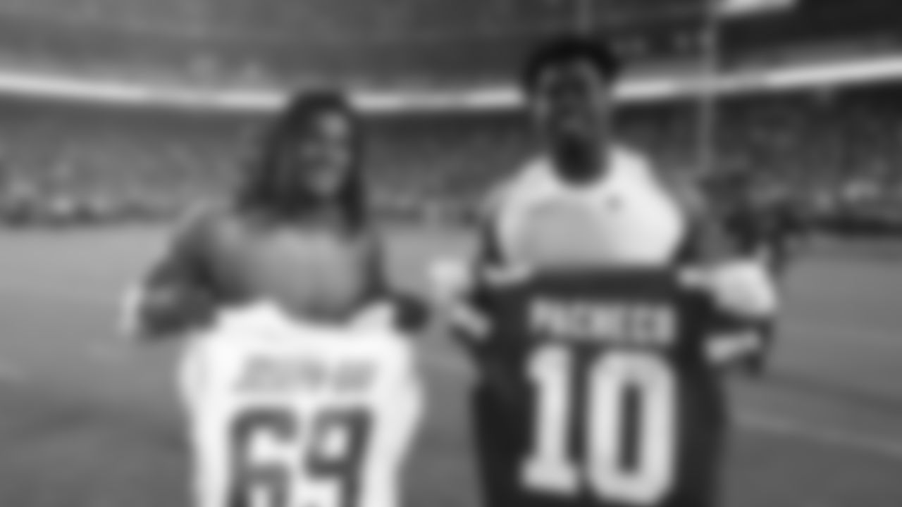 Kansas City Chiefs face off against the Los Angeles Chargers on GEHA Field at Arrowhead Stadium on September 15th, 2022.