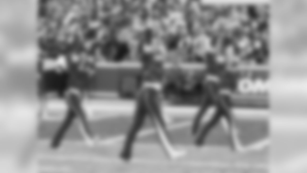 026_2018_ChiefsRaiders_Cheer