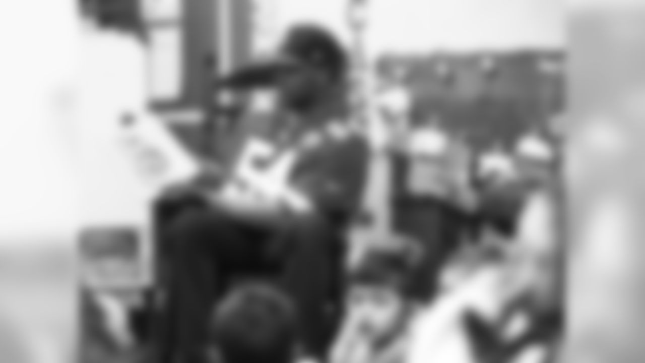 Kansas City Chiefs LB Dezman Moses visits William Yates Elementary school