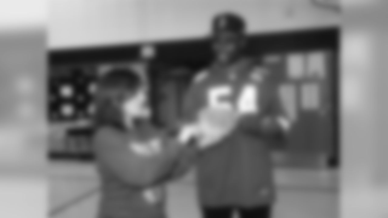 Kansas City Chiefs LB Dezman Moses visits William Yates Elementary school