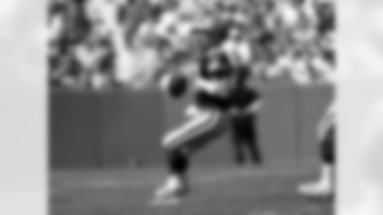 Doug Pederson of the Green Bay Packers looks for a receiver against the New York Giants at Lambeau Field on October 3, 2004. New York won 14-7.