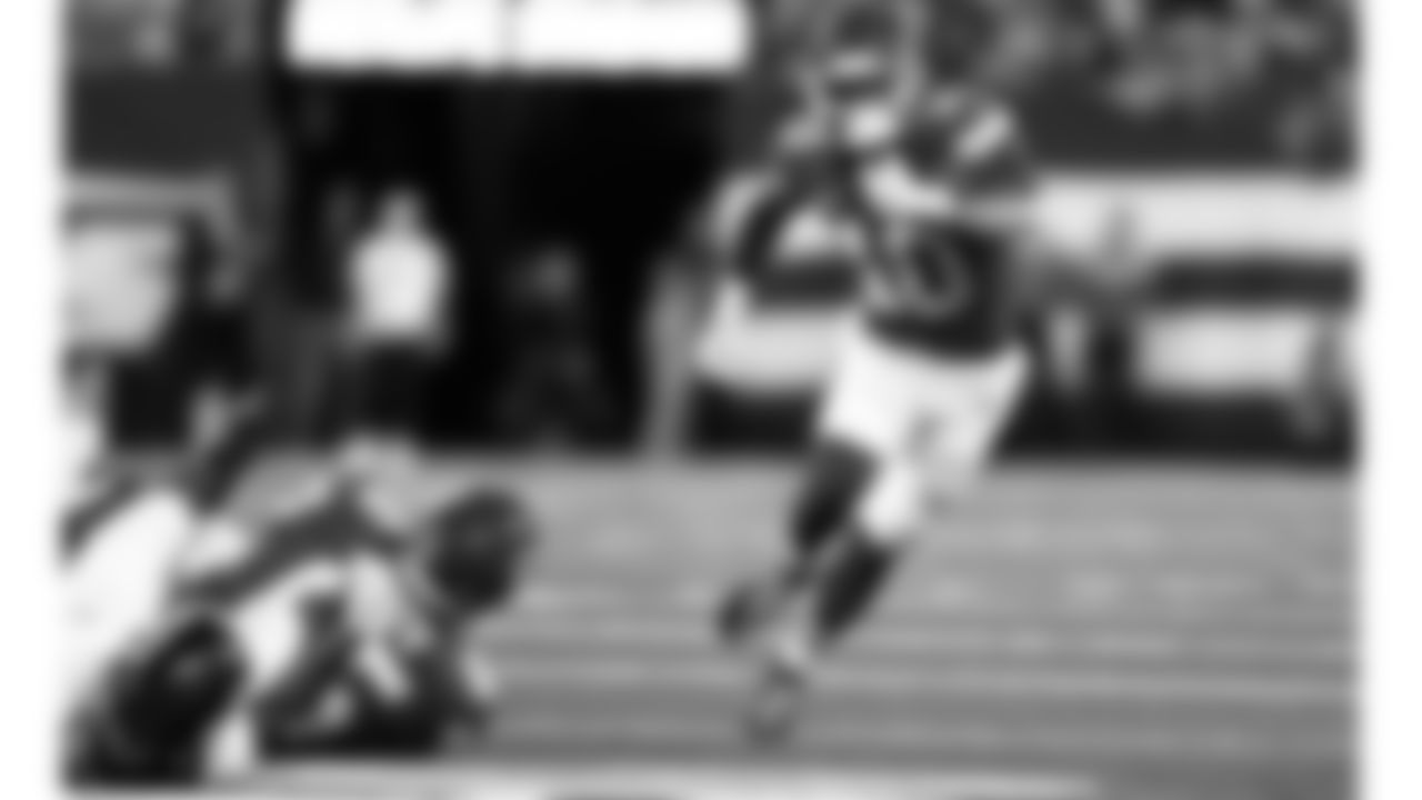 Kansas City Chiefs running back Isiah Pacheco (10) runs with the ball during the regular season Week 4 NFL Football Game on Sunday, October 1, 2023 at MetLife Stadium in East Rutherford, NJ.