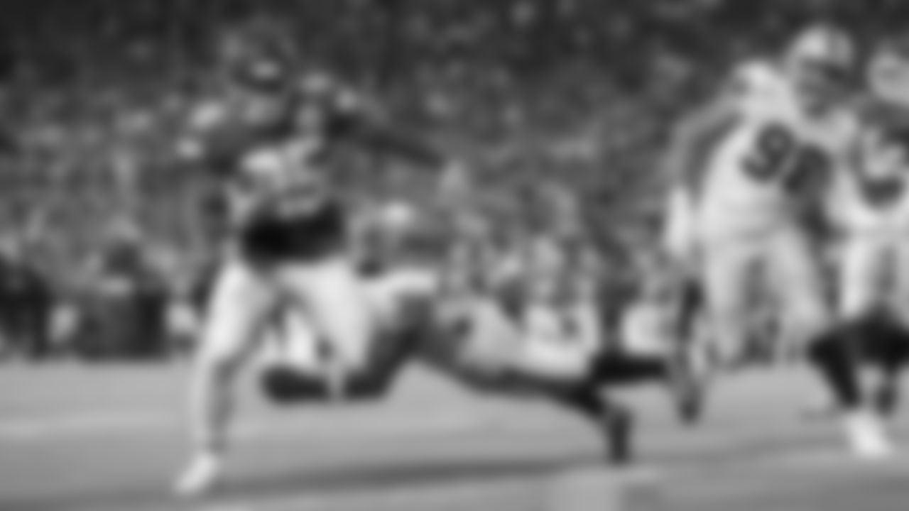 Kansas City Chiefs running back Clyde Edwards-Helaire (25) runs with the ball during an NFL football game against the Las Vegas Raiders, Monday October 10, 2022.