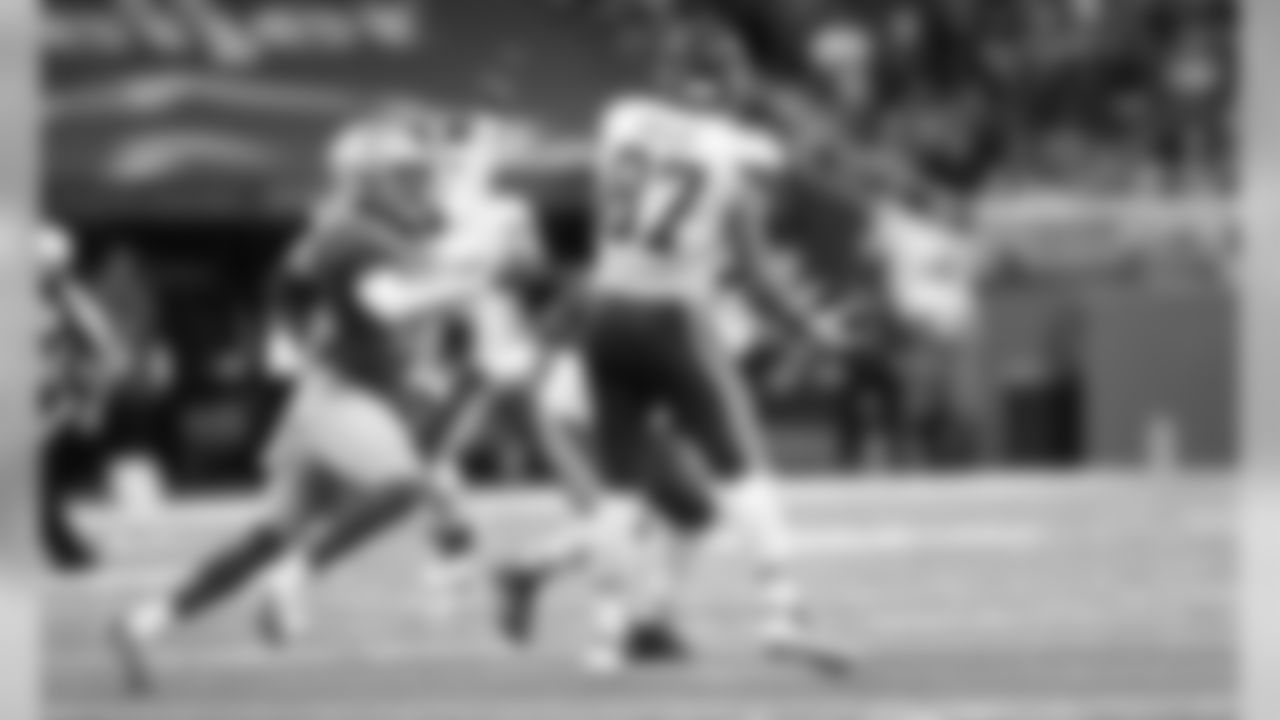 Kansas City Chiefs Tight End Travis Kelce (87) makes a lateral pass after the catch during the game between the Kansas City Chiefs and the Detroit Lions at Ford Field in Detroit, MI.