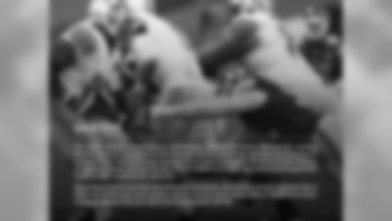 SACK CITY: In today's game, the Chiefs defense sacked Detroit QB Matthew Stafford 6.0 times (-32.0 yards), marking the first game of the season in which Kansas City has sacked the opposing quarterback 6.0 or more times. The Chiefs have recorded 6.0 or more team sacks 56 times in team history. In those 56 games, Kansas City has a 50-5-1 (.902) record and has outscored its opponents 1,649 to 668, including four shutouts.
Since Head Coach Andy Reid and Defensive Coordinator Bob Sutton arrived in Kansas City in 2013, the Chiefs have seven games with 6.0 or more team sacks, with a 7-0 record in those contests. Kansas City has outscored its opponents 221-59.