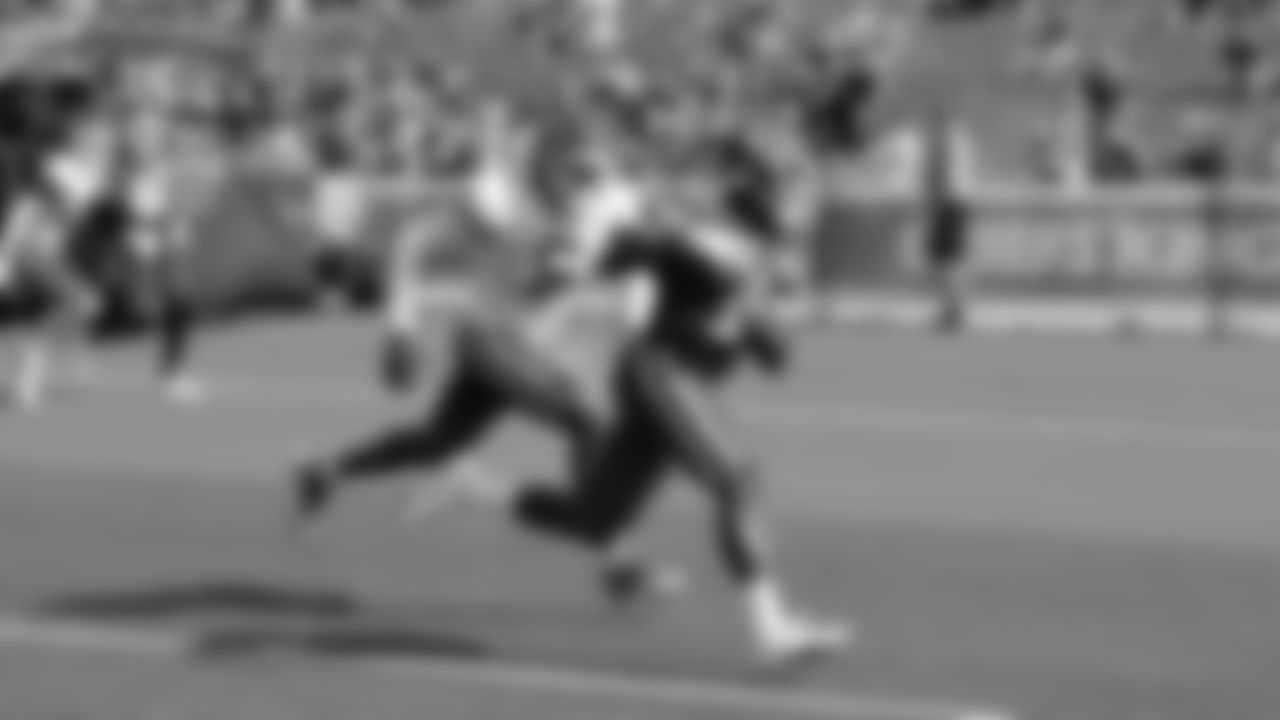 Kansas City Chiefs running back Jerick McKinnon (1) runs into the end zone during training camp at Missouri Western State University.