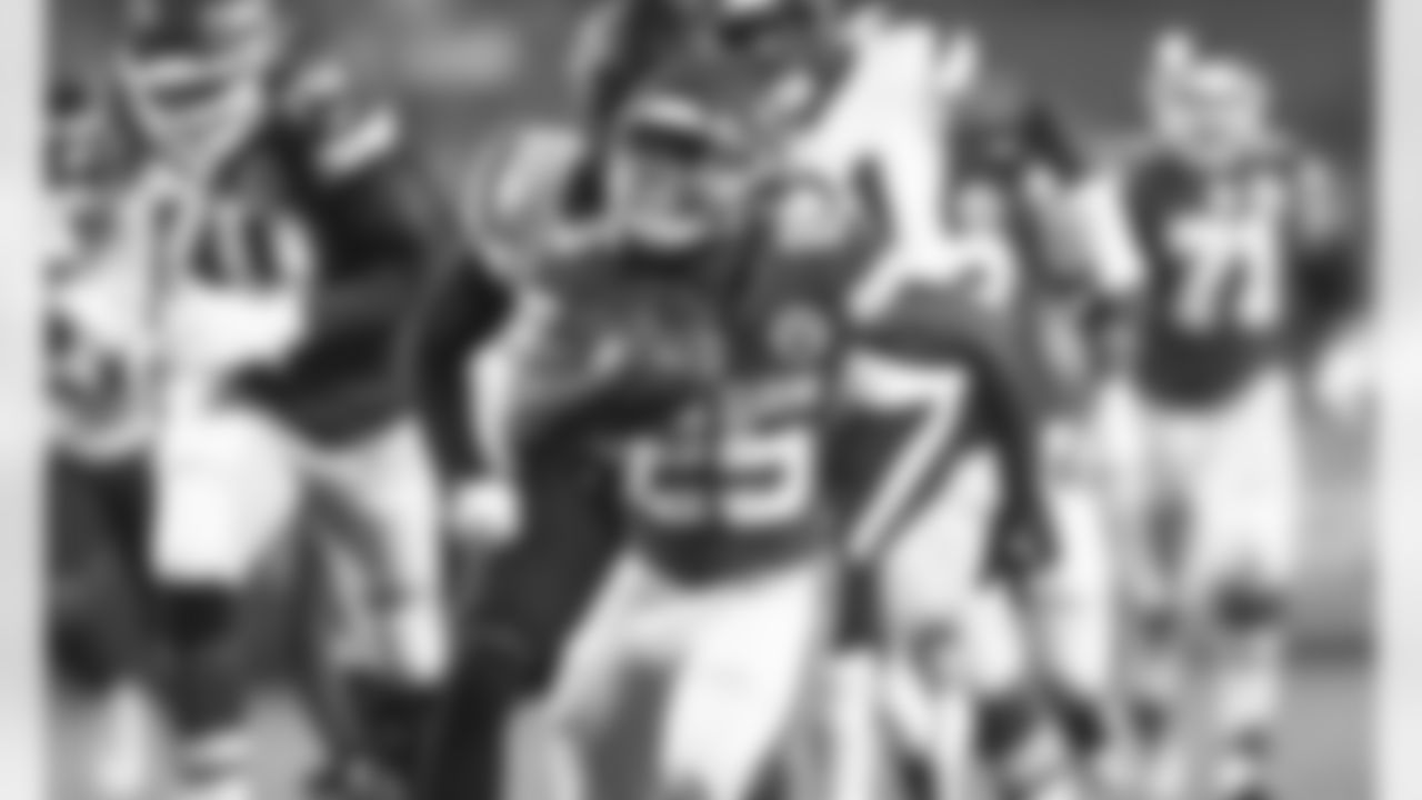 Kansas City Chiefs running back Clyde Edwards-Helaire (25) during the NFL football game between the Kansas City Chiefs and the Houston Texans at Arrowhead Stadium on September 10, 2020.