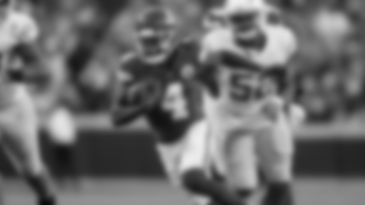 The Kansas City Chiefs face off against the Los Angeles Chargers at GEHA Field at Arrowhead Stadium on October 22, 2023.