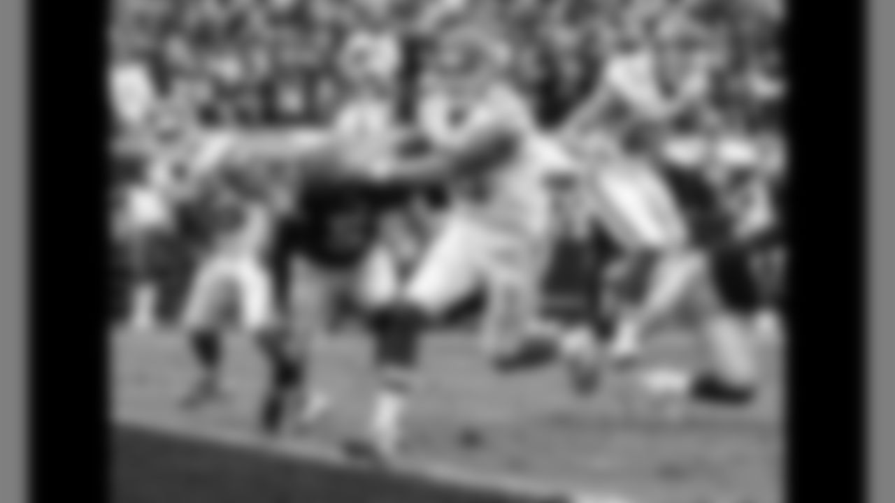 Kansas City Chiefs quarterback Alex Smith (11) runs the ball in for a touchdown against the Oakland Raiders on December 6, 2015.