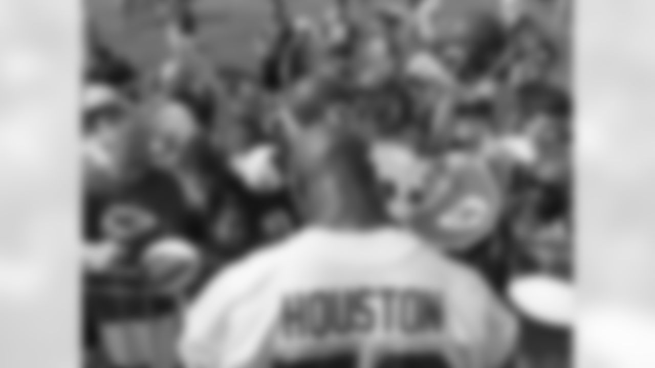 LB Justin Houston signs autographs
