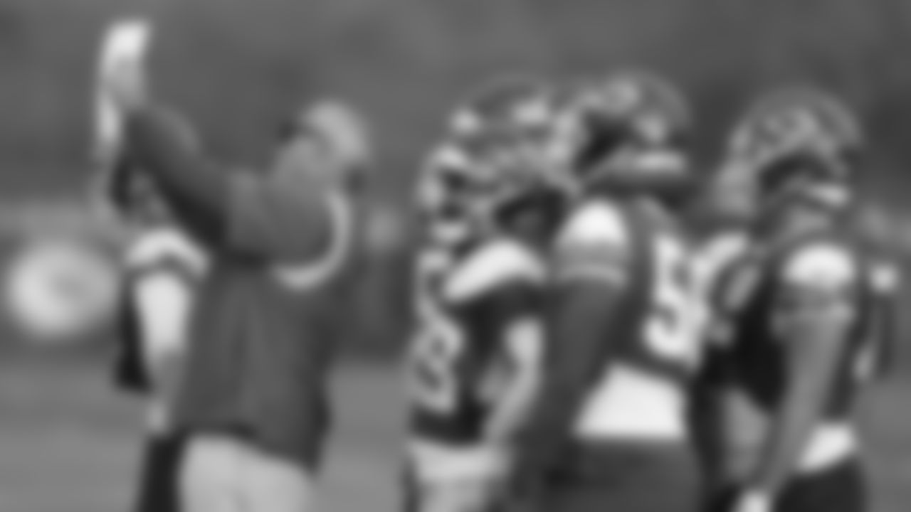 Kansas City Chiefs Assistant Head Coach and Special Teams Coordinator Dave Toub explains a play during practice on Thursday, November 3, 2022.