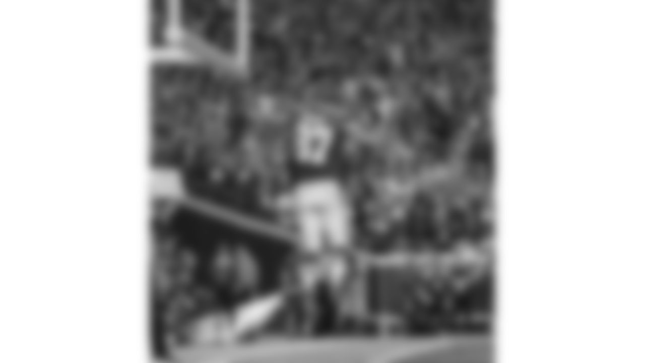 Kansas City Chiefs tight end Travis Kelce (87) jumps up and fakes a dunk during an NFL football game against the Las Vegas Raiders, Monday October 10, 2022.