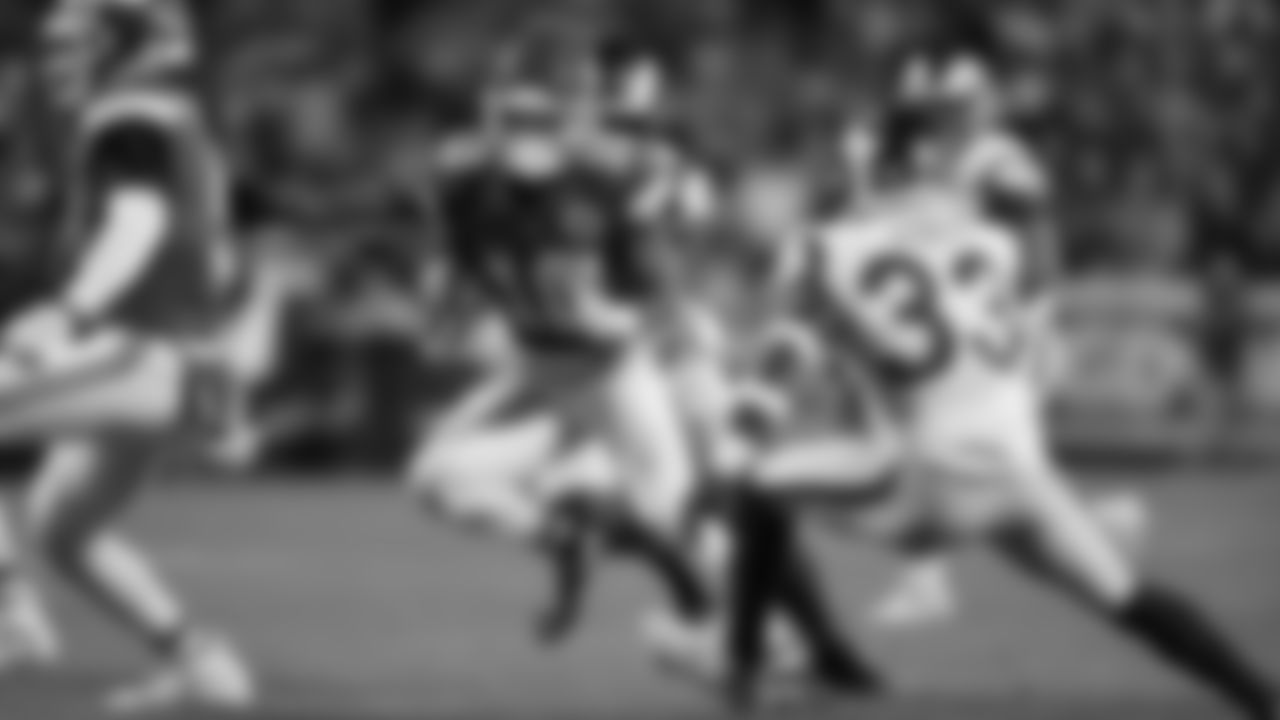 Kansas City Chiefs face off against the Los Angeles Rams at GEHA Field at Arrowhead Stadium on November 27, 2022.