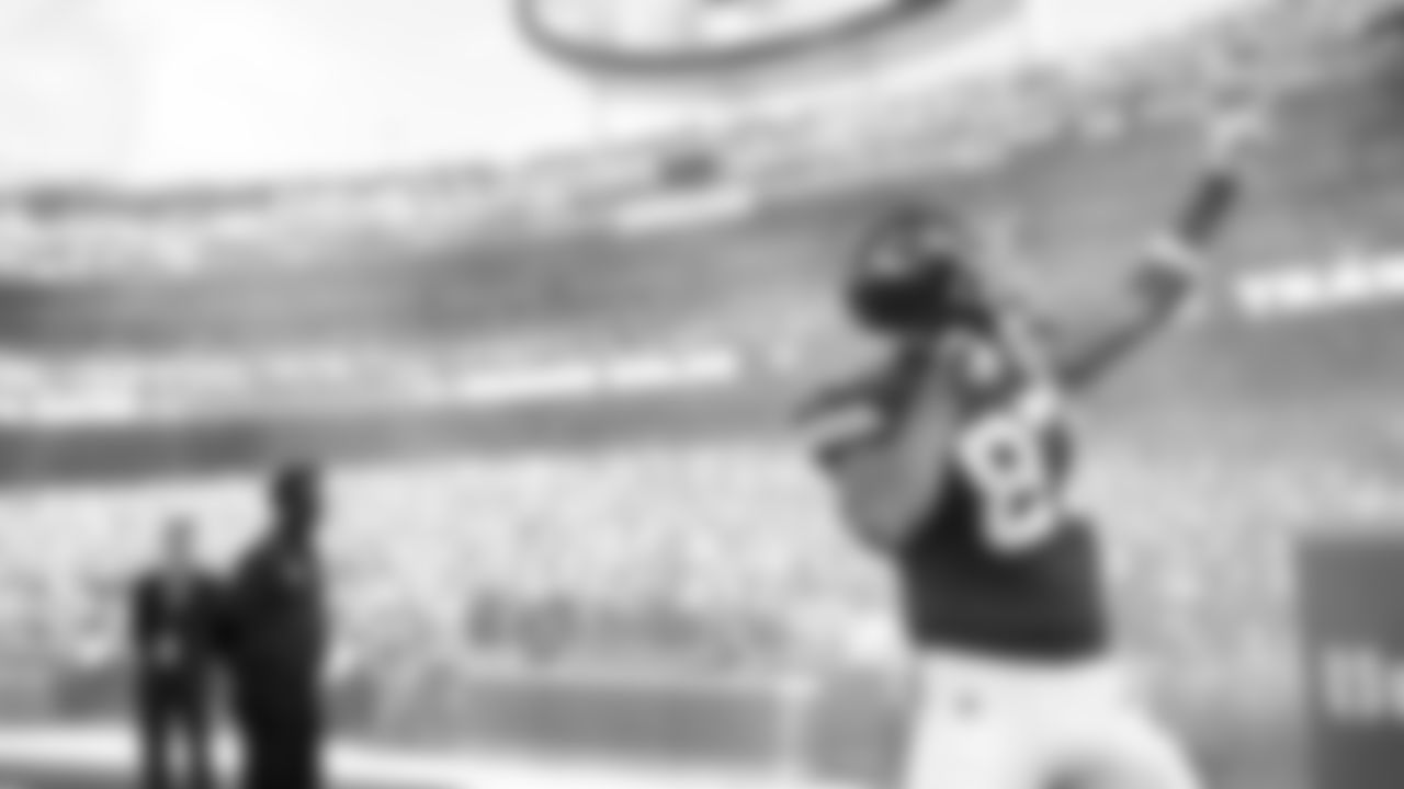 The Kansas City Chiefs face off against the Los Angeles Chargers at GEHA Field at Arrowhead Stadium on October 22, 2023.