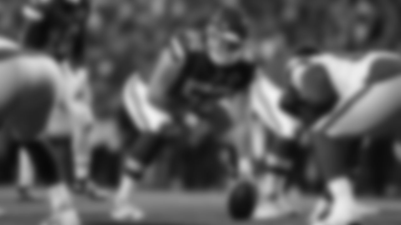 Kansas City Chiefs face off against the Los Angeles Rams at GEHA Field at Arrowhead Stadium on November 27, 2022.