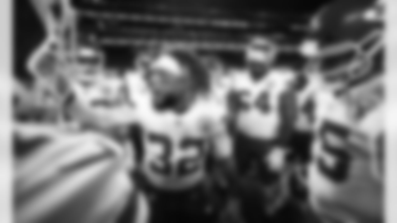 Kansas City Chiefs Safety Tyrann Mathieu (32) huddles the team prior to an NFL Football game against the Las Vegas Raiders, Sunday November 22, 2020 in Las Vegas.