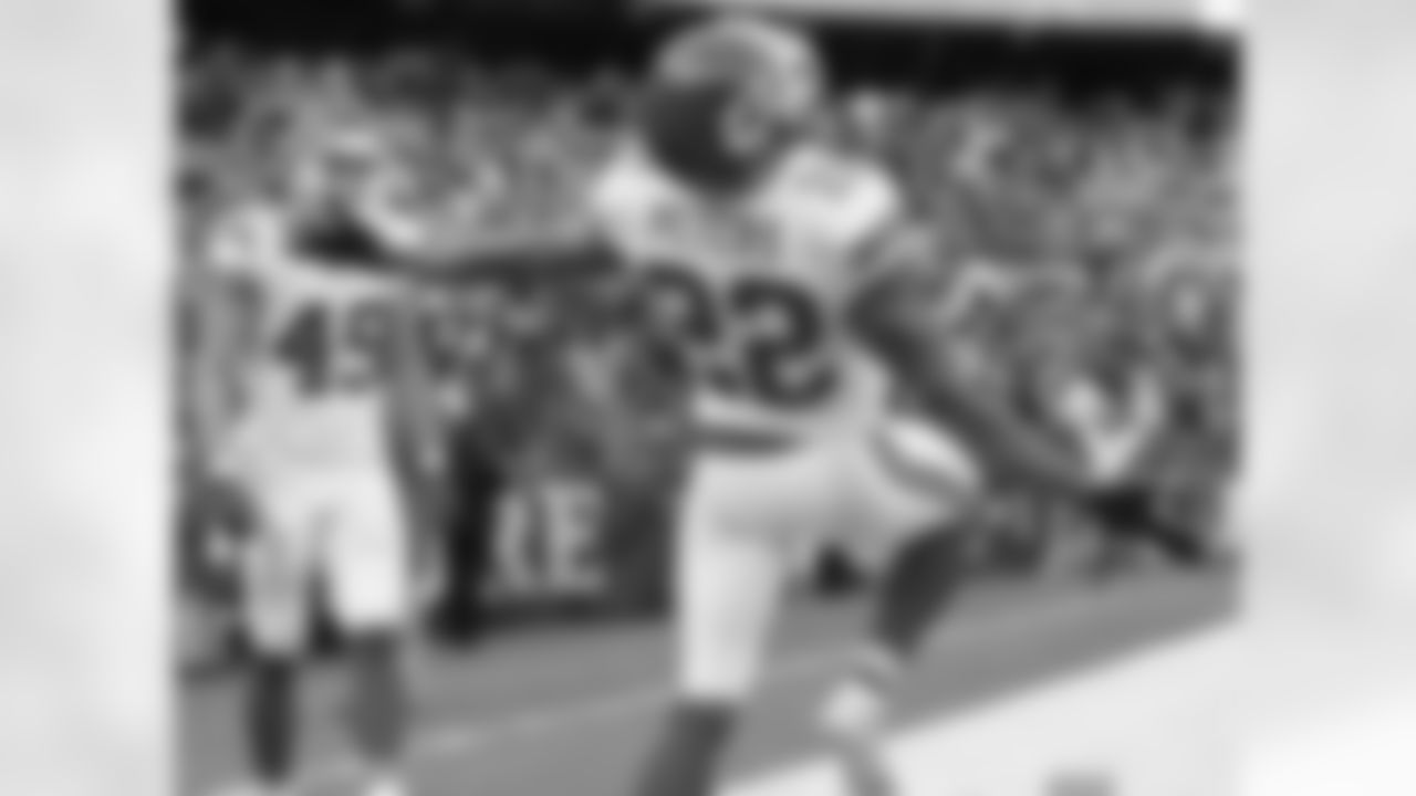 Kansas City Chiefs defensive back Marcus Peters (22) pays tribue to Ray Lewis after his interception touchdown