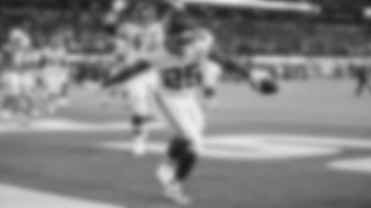 Kansas City Chiefs running back Clyde Edwards-Helaire (25) during an NFL football game against the Los Angeles Chargers on Thursday, December 16, 2021 in Los Angeles.