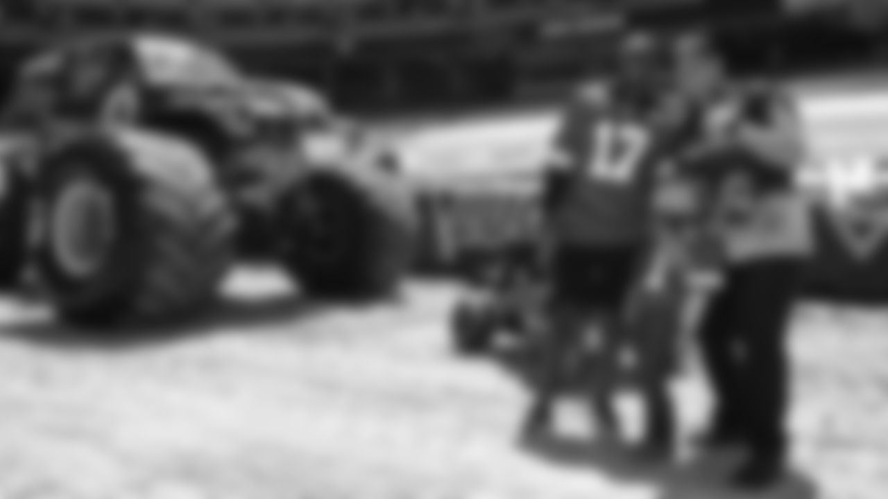 005_2019_MonsterJam_SurpriseDelight