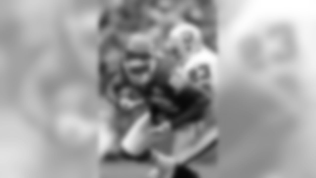 WR Dwayne Bowe sheds a tackler and gains extra yards after the catch during the Chiefs 8-23 loss on September 14, 2008.