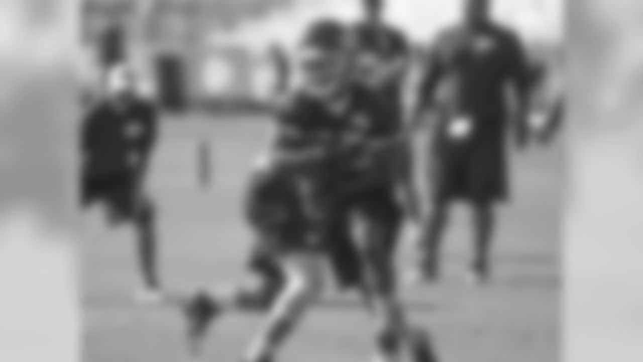 RB Charcandrick West taking a handoff during practice.