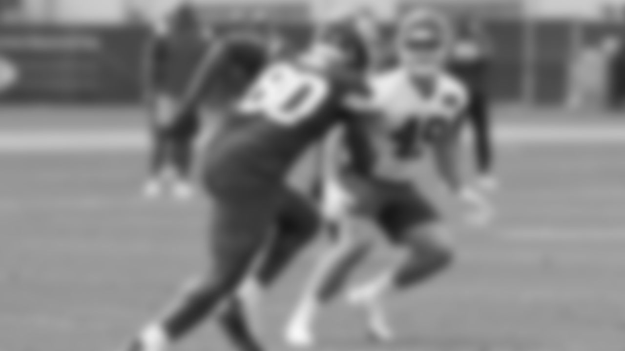Linebacker Leo Chenal (49) during the second day of practice for Kansas City Chiefs rookie mini camp.