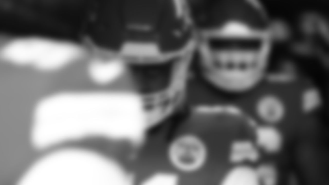 Kansas City Chiefs face off against the Denver Broncos at GEHA Field at Arrowhead Stadium on January 01, 2023.