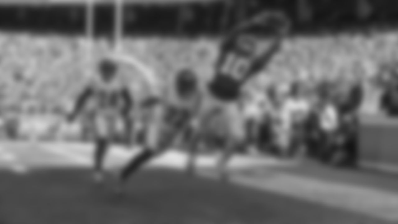 Kansas City Chiefs wide receiver Tyreek Hill (10) catches a pass in the end zone for a touchdown during the AFC Championship football game against the Cincinnati Bengals, Sunday, January 30, 2022.