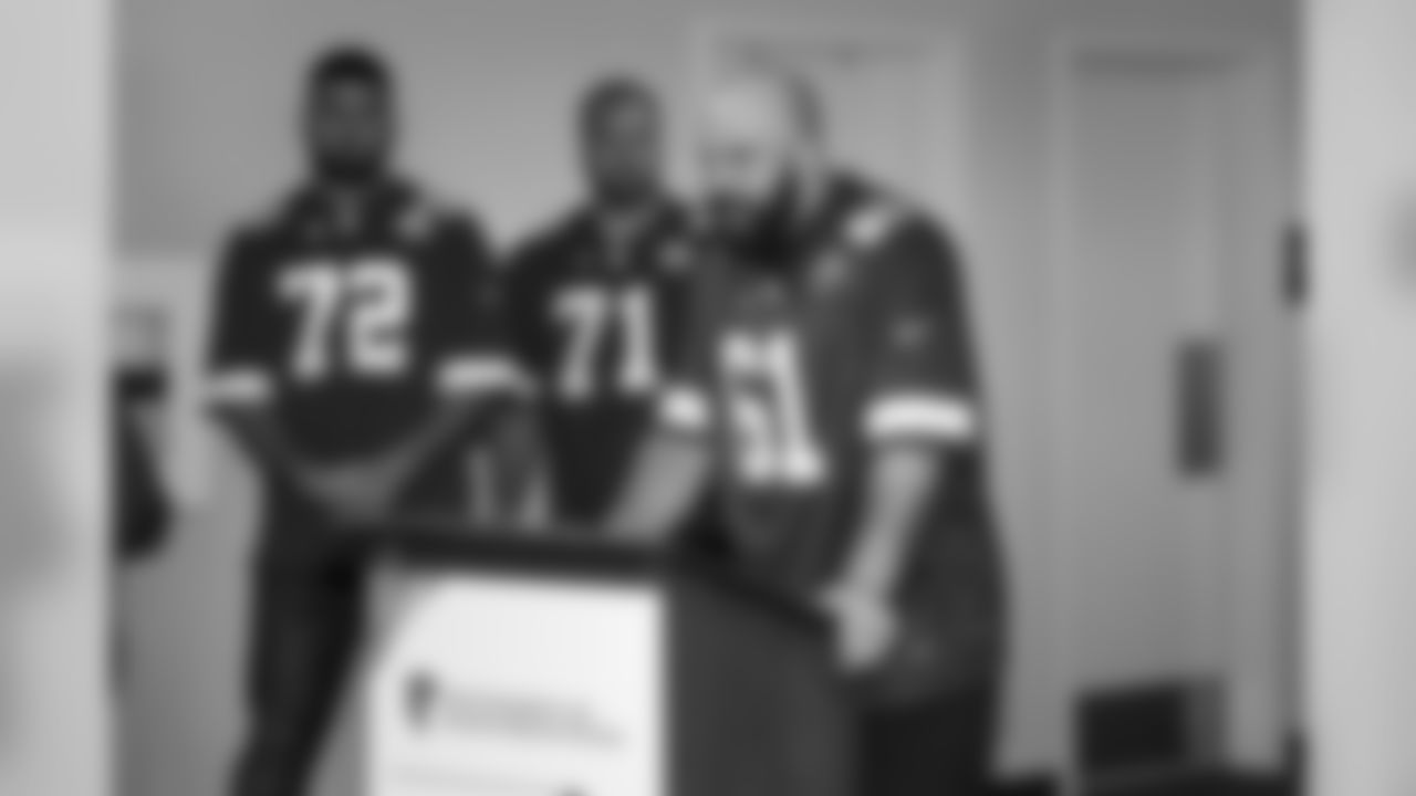 In honor of the NFL's Crucial Catch initiative, the Chiefs offensive line host a "Look Good Feel Better" session for local women battling cancer.