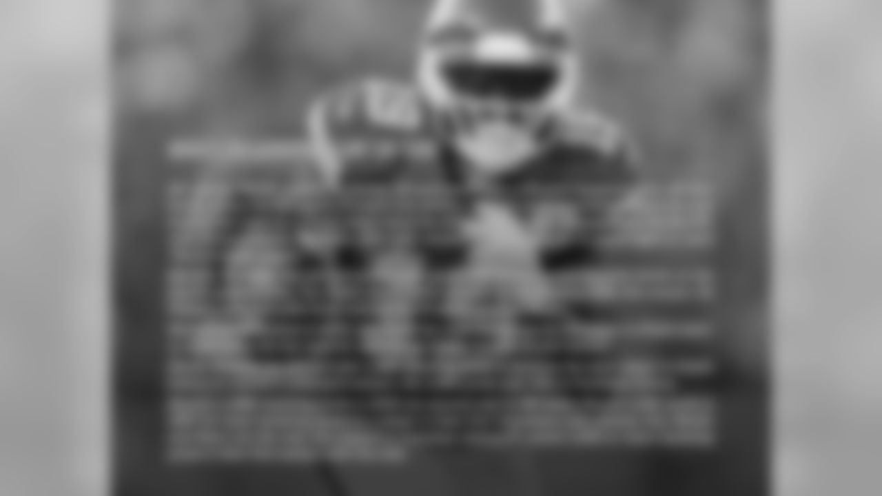 MACLIN LEADS CLUB IN TDs: WR Jeremy Maclin capped an 8-play, 80-yard drive with a 25-yard reception from QB Alex Smith, giving him his eighth TD catch this season. Maclin's eight touchdowns lead the club and are the most by a Chiefs player since the 2010 season when Dwayne Bowe led the NFL with 15 touchdowns. He is the 10th wide receiver in Chiefs history to score eight or more TDs in a single season.
Maclin's TD marks the second-consecutive game that he has connected with Smith on the team's opening drive. The Chiefs are 7-1 when scoring on the opening drive this season. He finished the game with three catches for 54 yards and one score.
Maclin's 87 receptions in 2015 rank fourth for most receptions by any player in Chiefs history, while being the top mark for catches by a wide receiver in club history.
Maclin finished the season with 1,088 receiving yards to become the ninth player in Chiefs history to record a 1,000-yard season. His 1,088 yards rank 12th in franchise history.
Maclin's 1,088 receiving yards in 2015 are second only to WR Andre Rison's 1,092 yards in 1997 for most receiving yards by a player in their first full season with Kansas City. Maclin and Rison are the only two players in franchise history to record 1,000 or more receiving yards in their first season with the club.