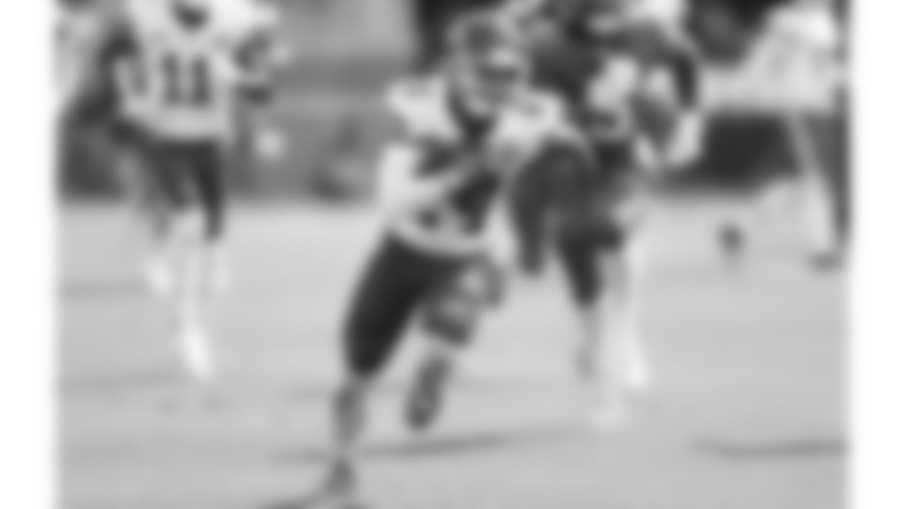 Kansas City Chiefs wide receiver Skyy Moore (24) runs the ball during the regular season Week 2 NFL Football Game on Sunday, September 17, 2023 at EverBank Stadium in Jacksonville, FL.