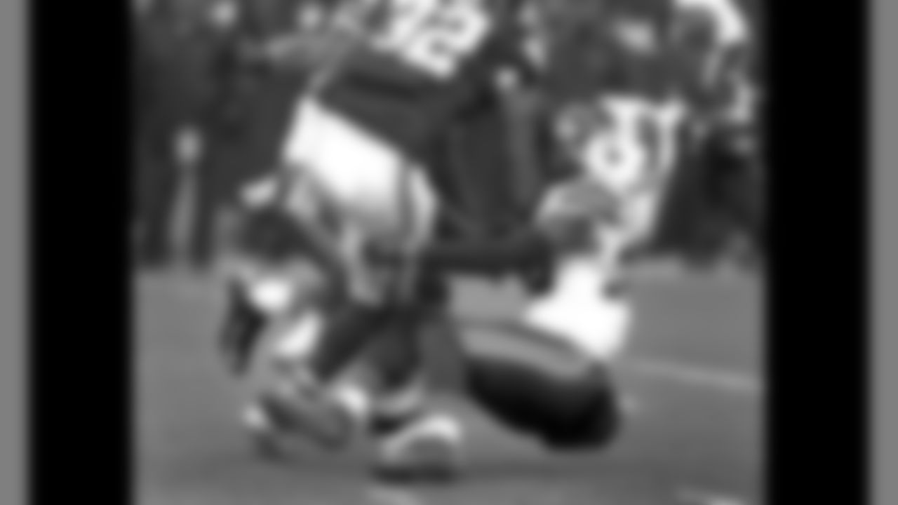 Kansas City Chiefs running back Spencer Ware (32) hits his opponent hard.
The Kansas City Chiefs defeated the Buffalo Bills 30-22 on Sunday, November 29, 2015