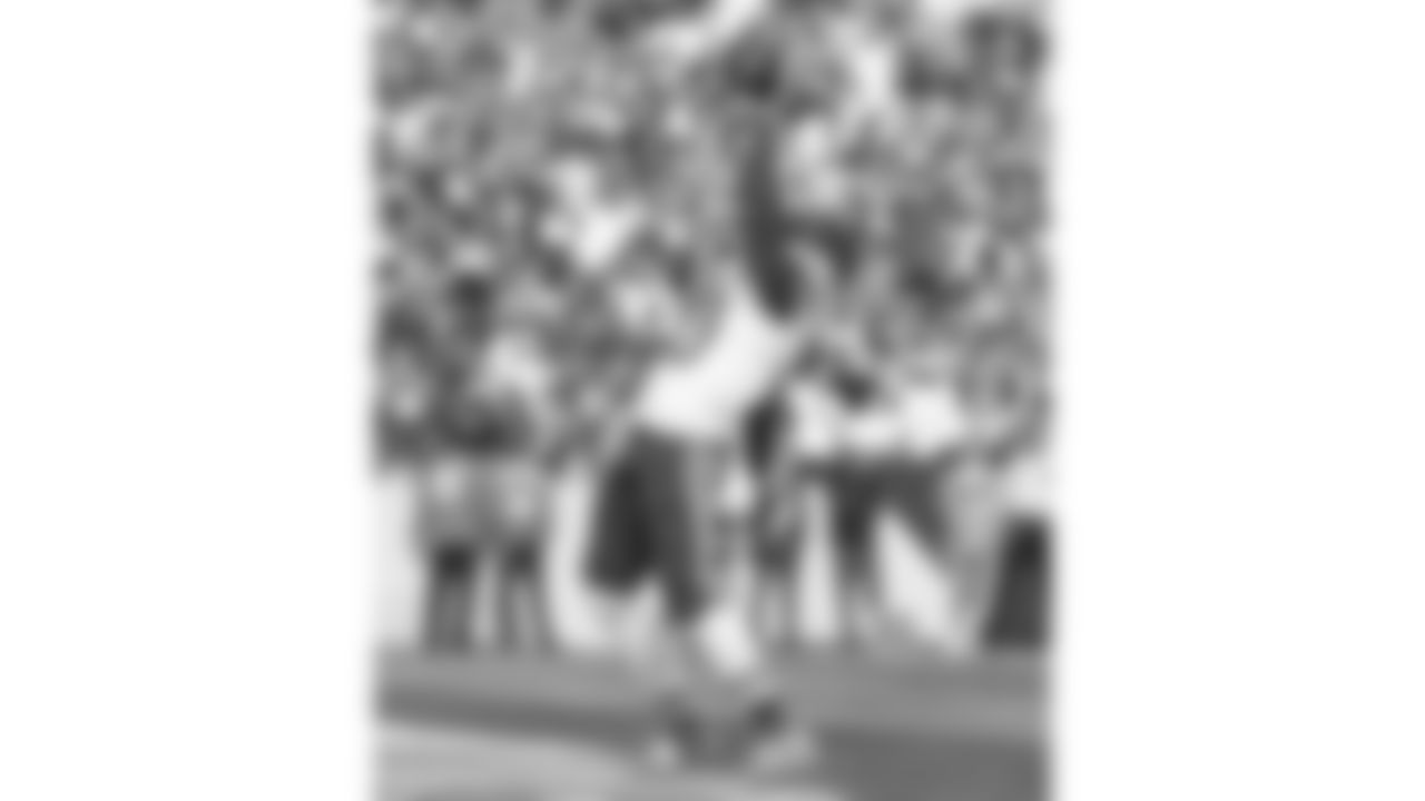 Kansas City Chiefs wide receiver Tyreek Hill (10) celebrates the touchdown during an NFL football game against the Washington Football Team, Sunday, October 17, 2021 at FedExField.
