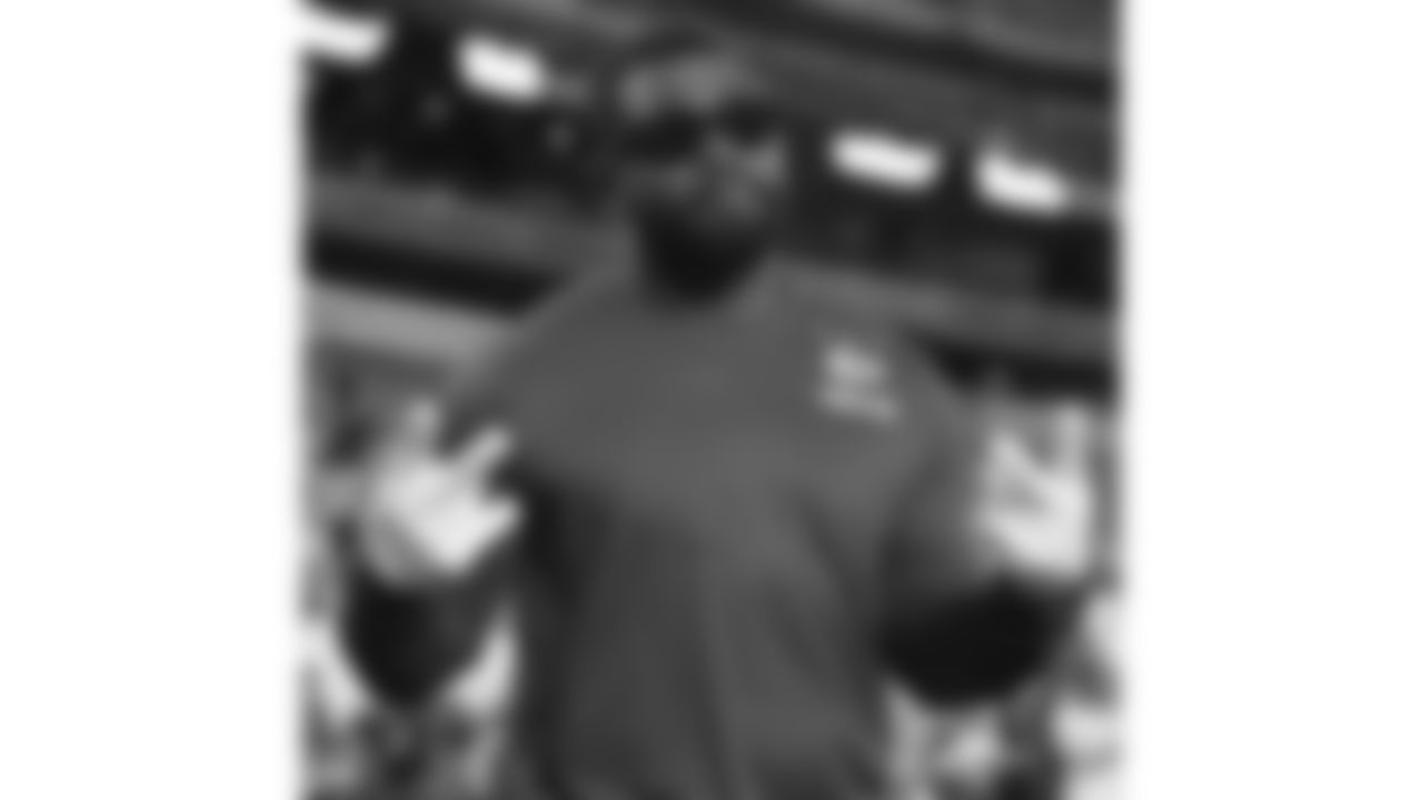 Kansas City Chiefs running back Clyde Edwards-Helaire (25) prior to the NFL Week 4 matchup against the New York Jets at MetLife Stadium in East Rutherford, New Jersey on October 1, 2023.