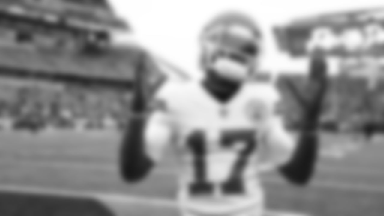 Kansas City Chiefs wide receiver Mecole Hardman (17) prior to an NFL football game against the Cincinnati Bengals, Sunday, January 2, 2022 in Cincinnati.