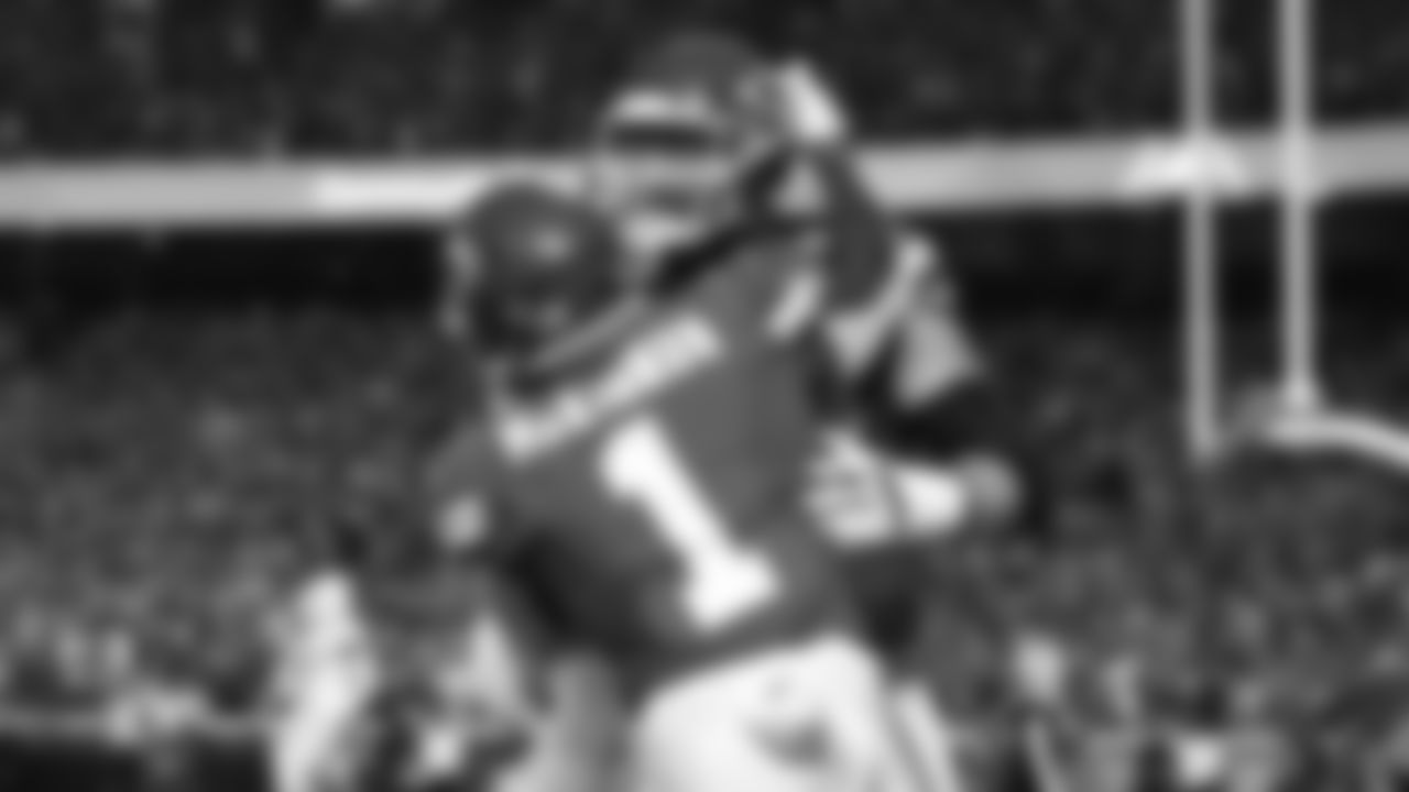 Kansas City Chiefs face off against the Los Angeles Chargers on GEHA Field at Arrowhead Stadium on September 15th, 2022.