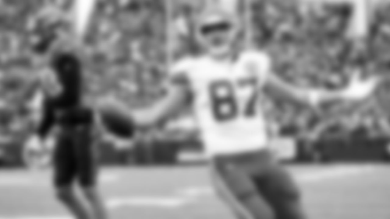 Kansas City Chiefs tight end Travis Kelce (87) celebrates the touchdown during an NFL football game against the Cincinnati Bengals, Sunday, January 2, 2021 in Cincinnati.