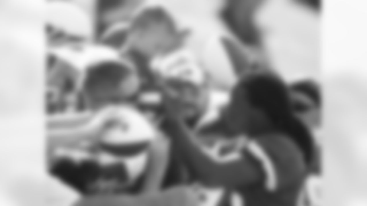 RB Jamaal Charles signing autographs after practice.