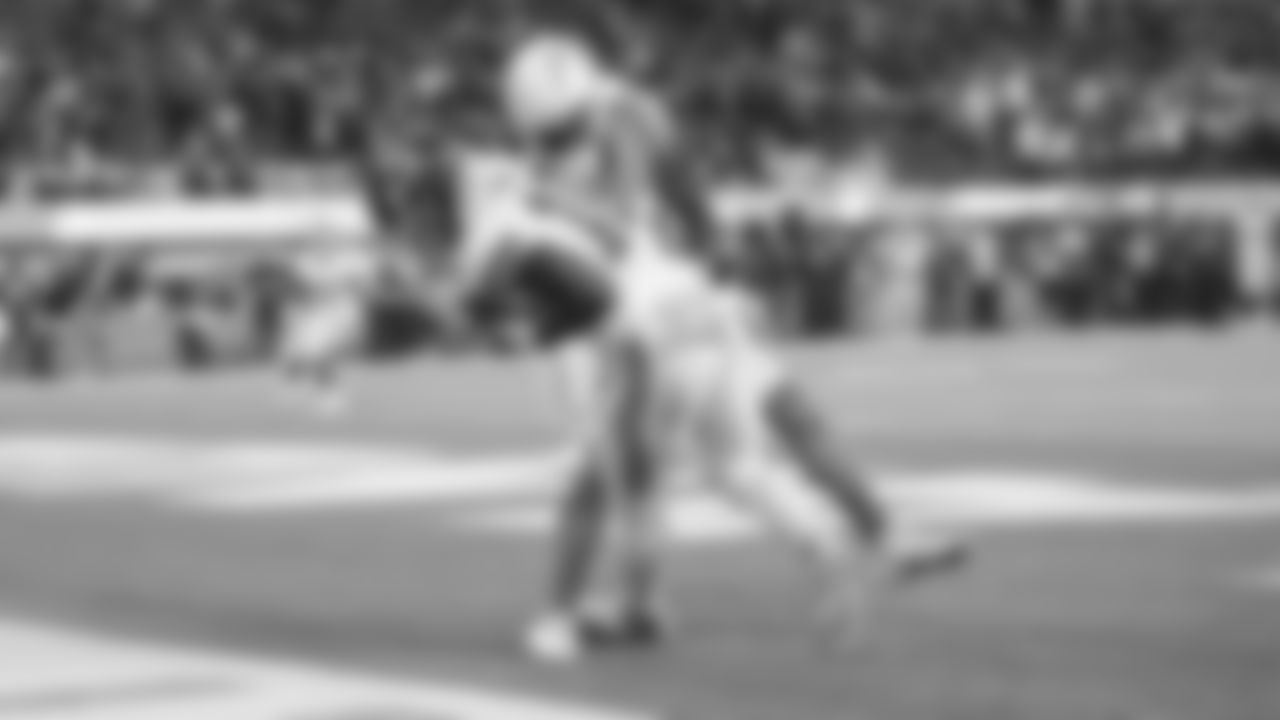 Kansas City Chiefs wide receiver Tyreek Hill (10) scores during an NFL football game against the Los Angeles Chargers on Thursday, December 16, 2021 in Los Angeles.