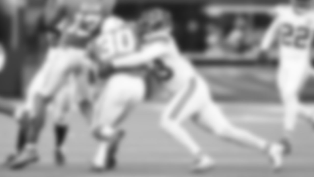 Kansas City Chiefs inside linebacker Anthony Hitchens (53) during an NFL football game against the Los Angeles Chargers on Thursday, December 16, 2021 in Los Angeles.