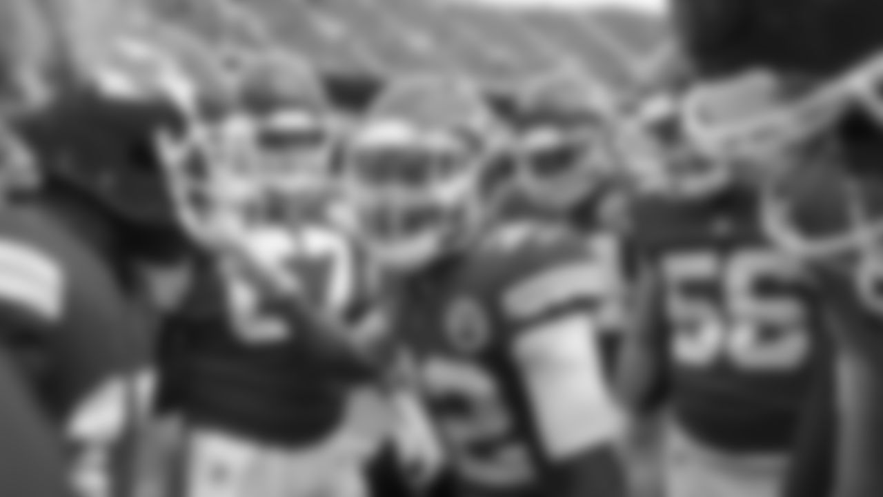 Kansas City Chiefs Safety Tyrann Mathieu (32) huddles the team prior to an NFL Divisional Round Playoff game, Sunday, Jan. 17, 2021 in Kansas City.