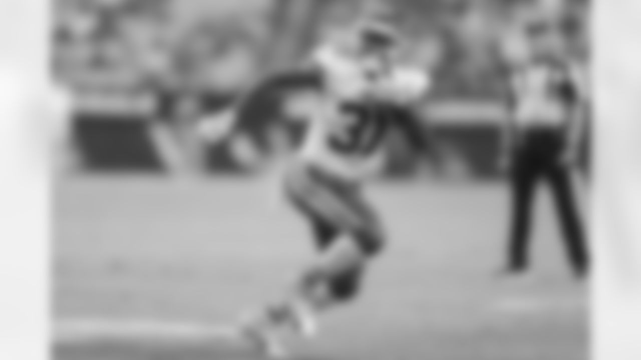 Kansas City Chiefs running back Darrel Williams (31) runs the ball during preseason game two against the Arizona Cardinals, Friday, Aug. 20th, 2021.