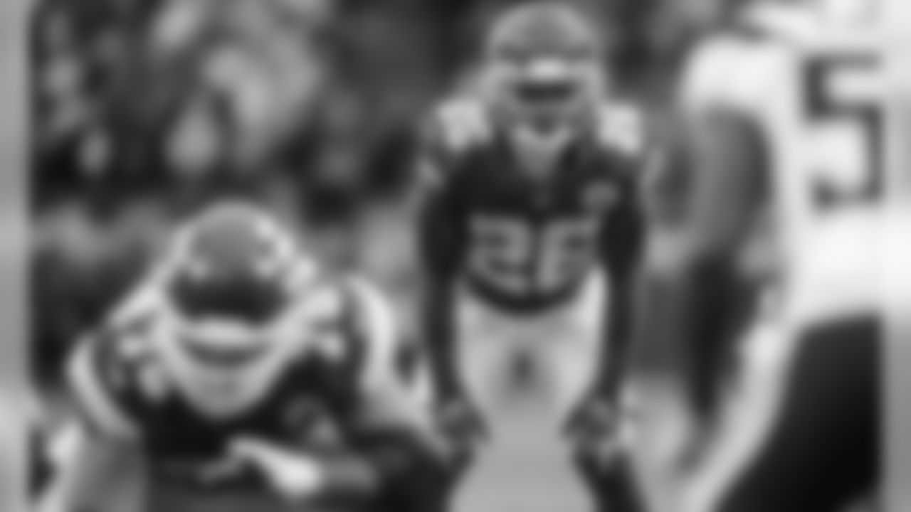 Kansas City Chiefs Running Back Damien Williams (26) during the game between the Kansas City Chiefs and the Los Angeles Chargers at Arrowhead Stadium.