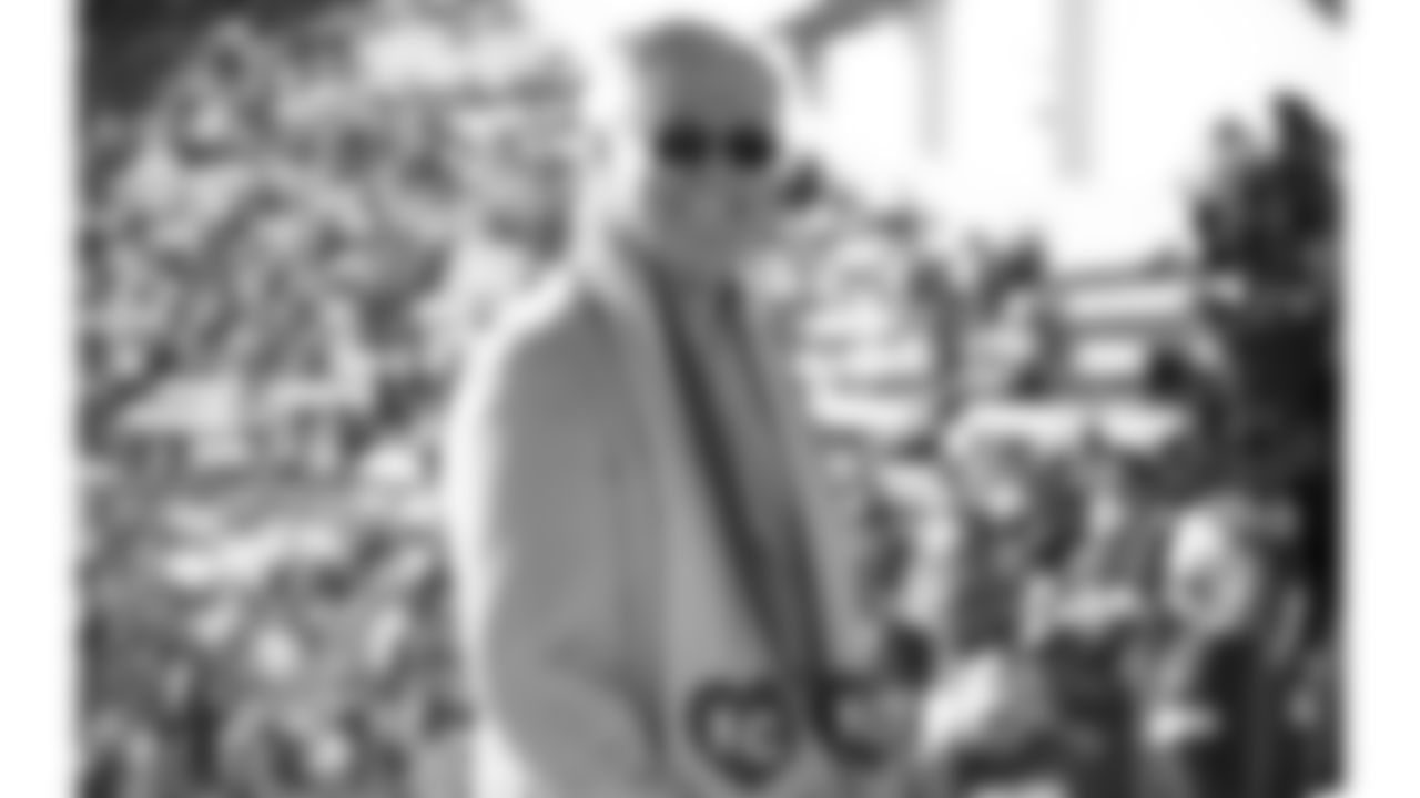 Kansas City Chiefs former head coach Dick Vermeil prior to an NFL football game against the Denver Broncos, Sunday January 1, 2023 in Kansas City.