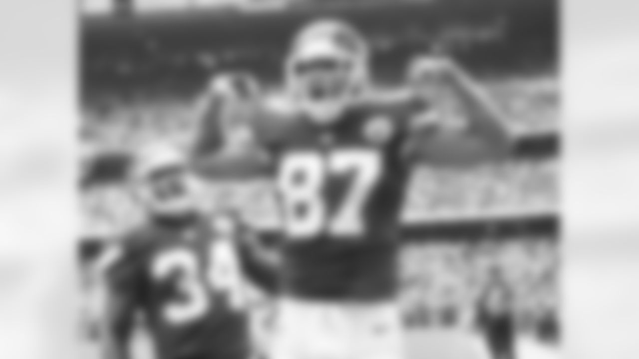 Kansas City Chiefs tight end Travis Kelce's (87) spike and flex touchdown dance