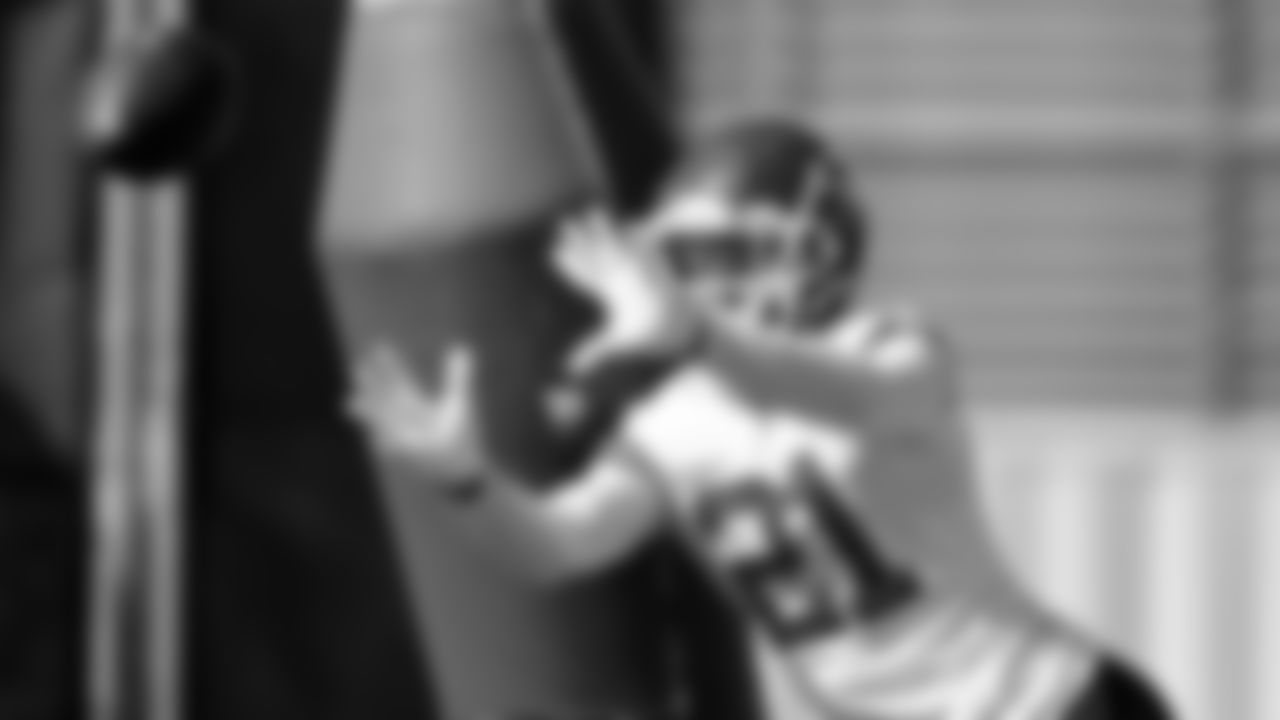 Kansas City Chiefs corner back Trent McDuffie (21) catches a pass during practice on Thursday, October 13, 2022.
