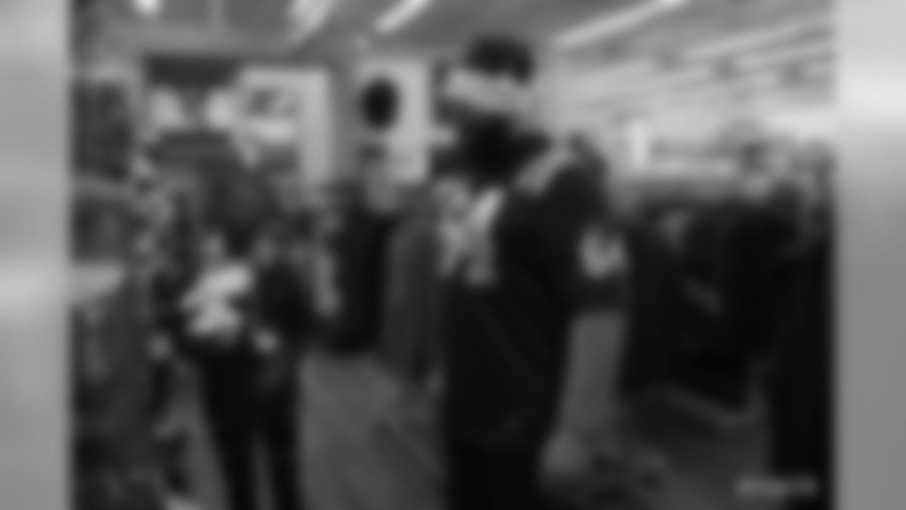 2019_1209_ShopWithColt_0183