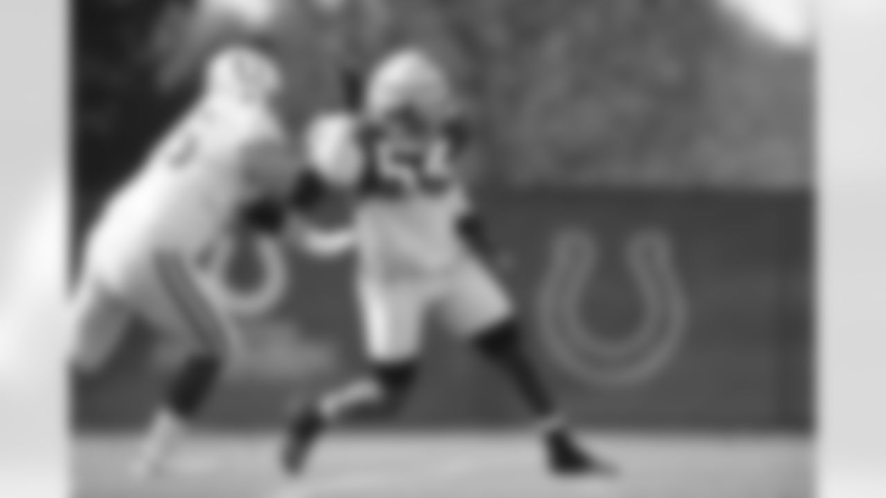 75 G Will Fries, #54 DE Dayo Odeyingbo