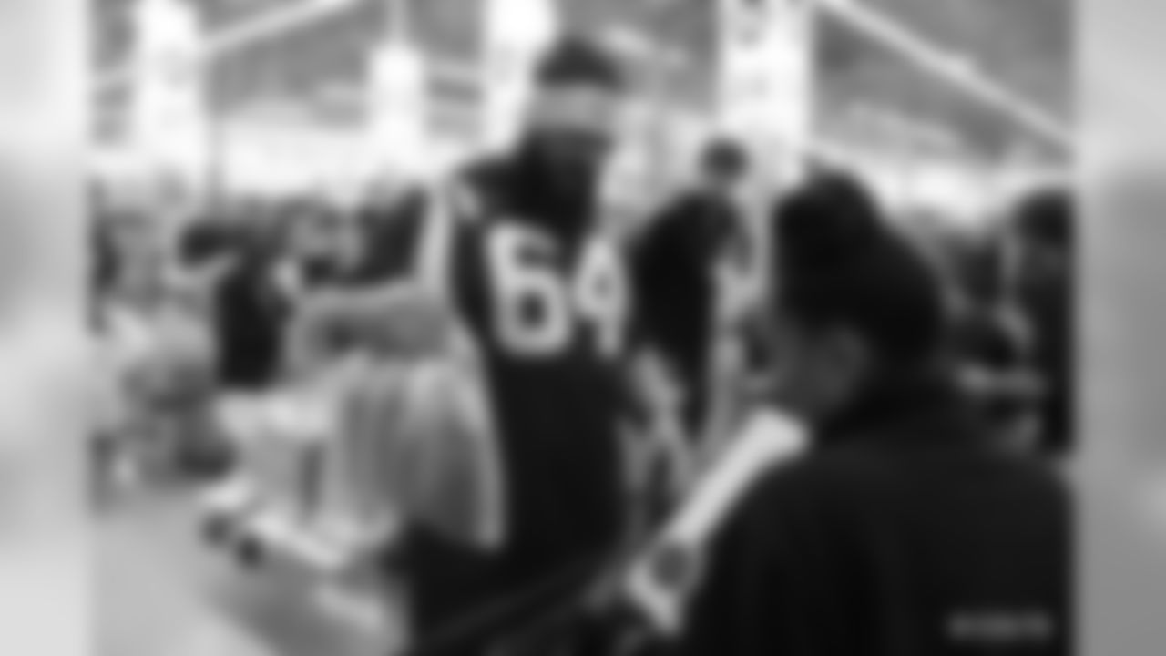 2019_1209_ShopWithColt_0415