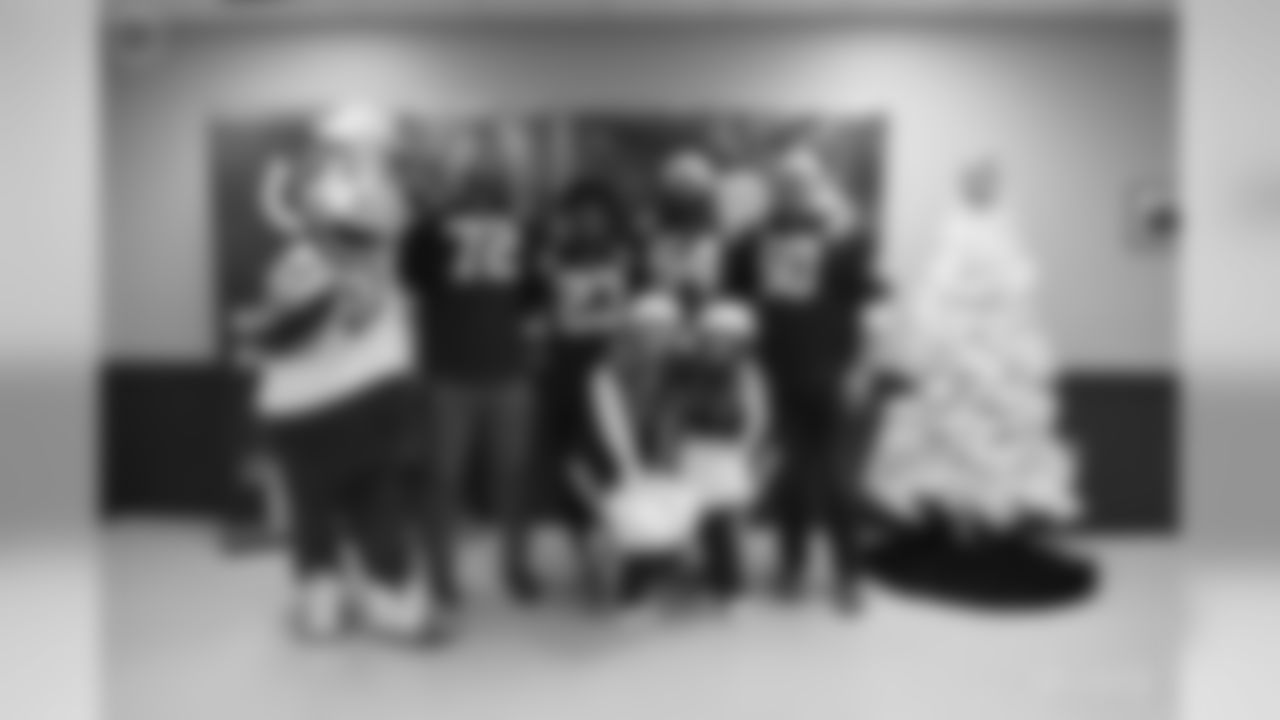 2019_1209_ShopWithColt_0066